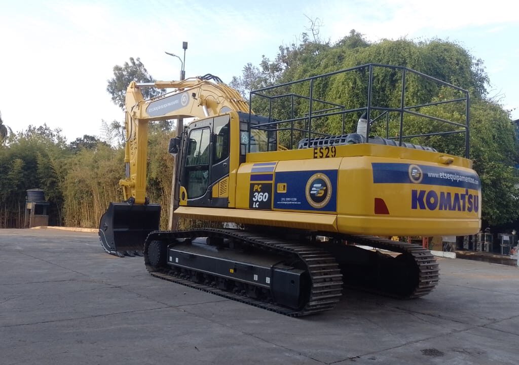 ESCAVADEIRA PC 360 - 1 ESCAVADEIRA PC 360 - 1