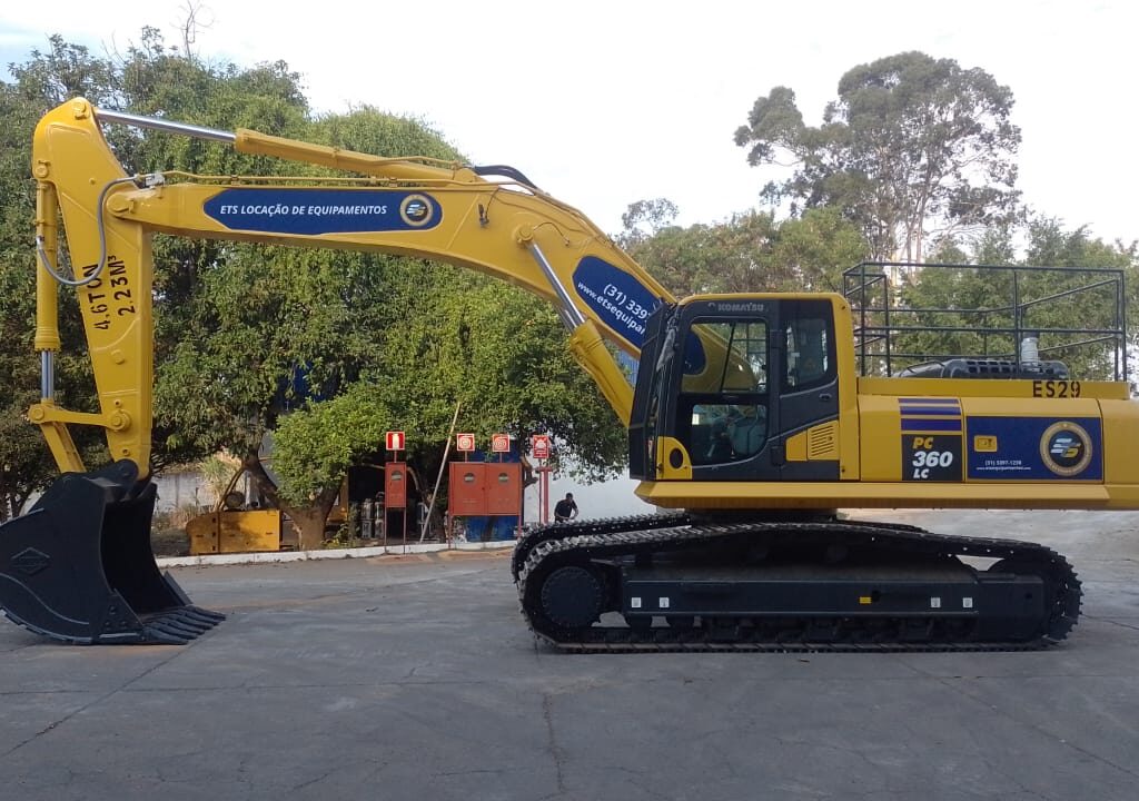 ESCAVADEIRA PC 360 - 2 ESCAVADEIRA PC 360 - 2
