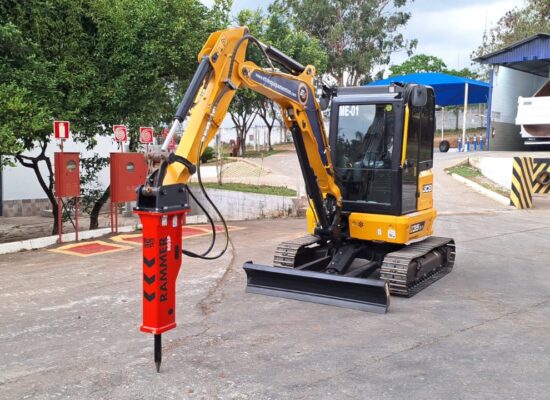 MINI ESCAVADEIRA COM MARTELO 2 MINI ESCAVADEIRA COM MARTELO 2